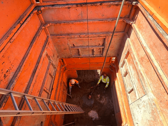 Manhole box providing workspace